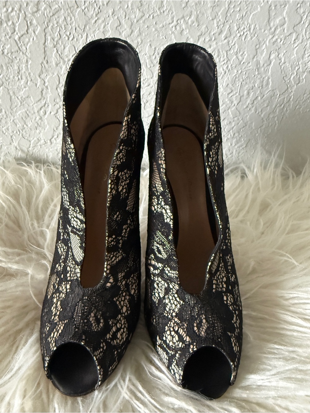 Gorgeous Gianvito Rossi Black Lace Peep-Toe Heels booties